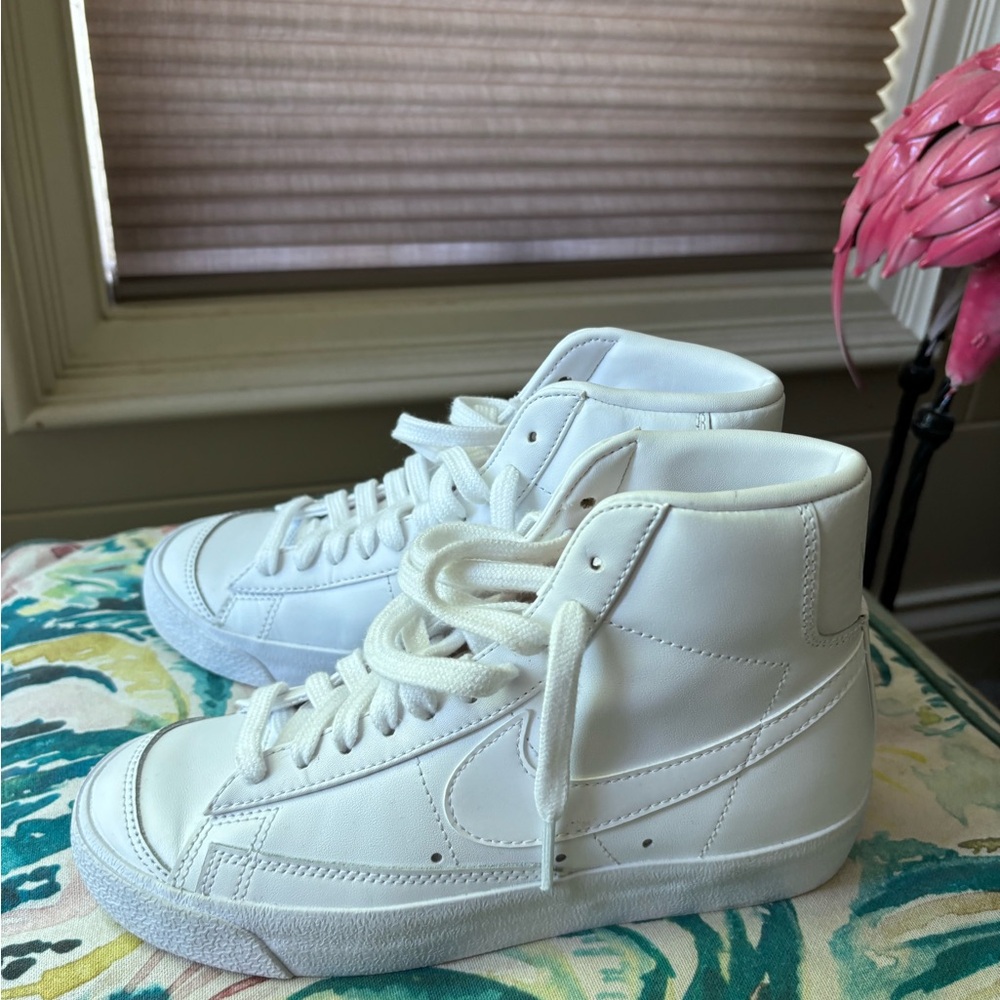 Nike White Sneakers Classic Design - Picture 3 of 5